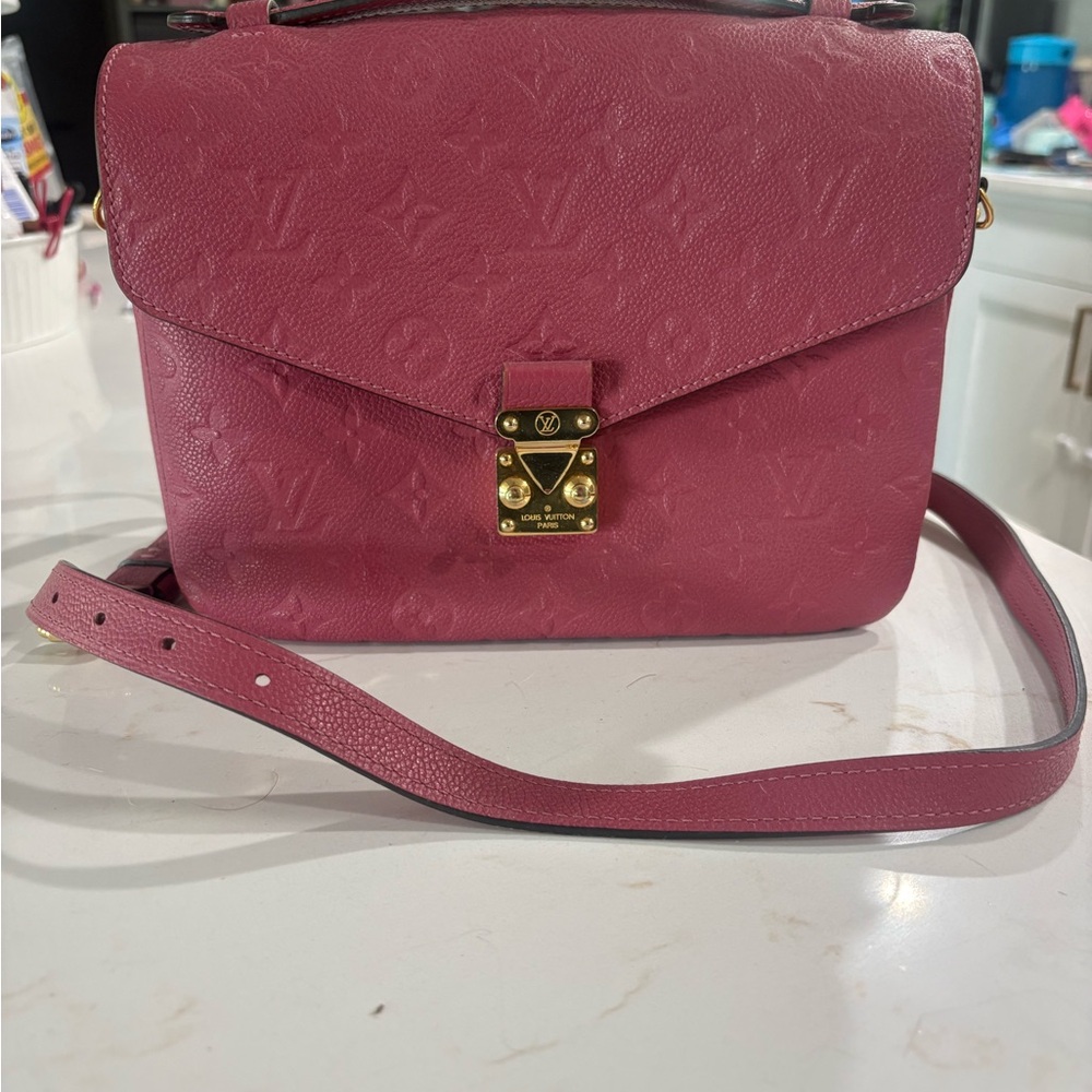 Louis Vuitton ponchette Métis rose emperiente